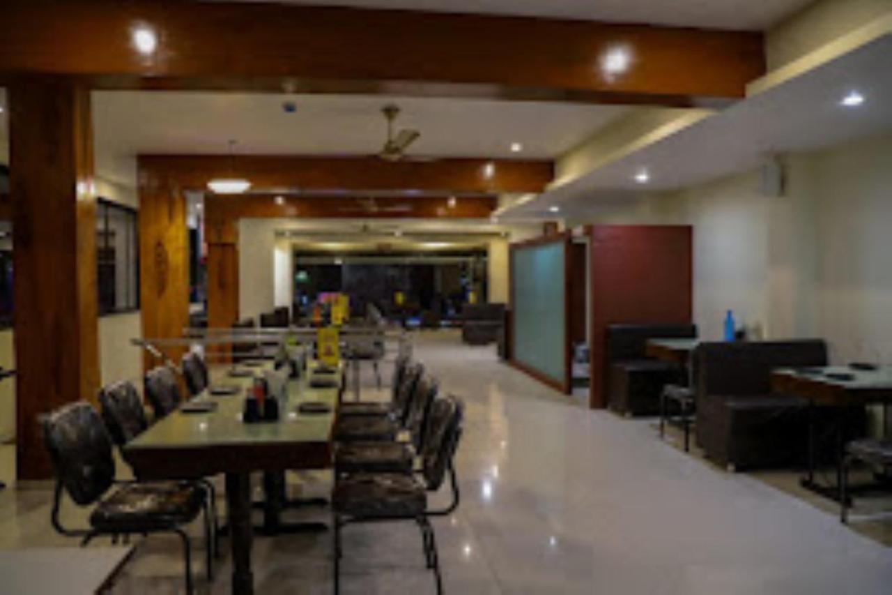 Hotel Vaibhav,Akola Kültér fotó