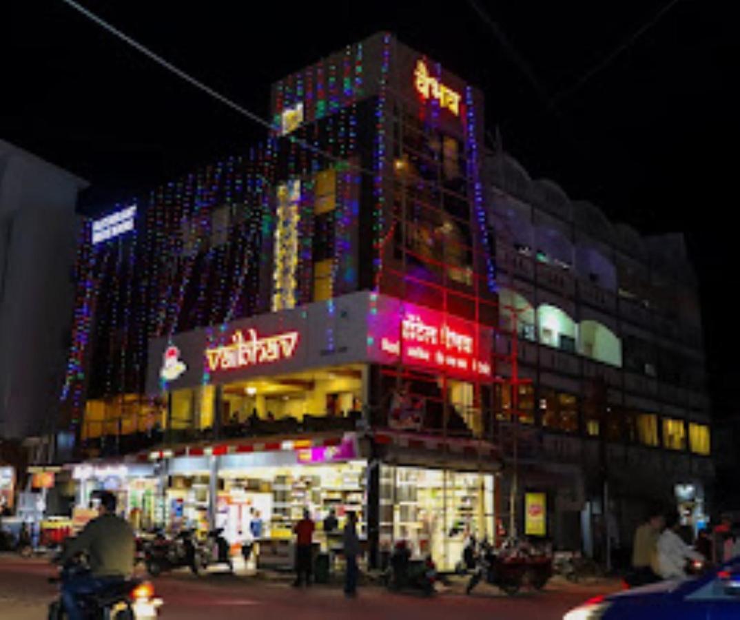 Hotel Vaibhav,Akola Kültér fotó